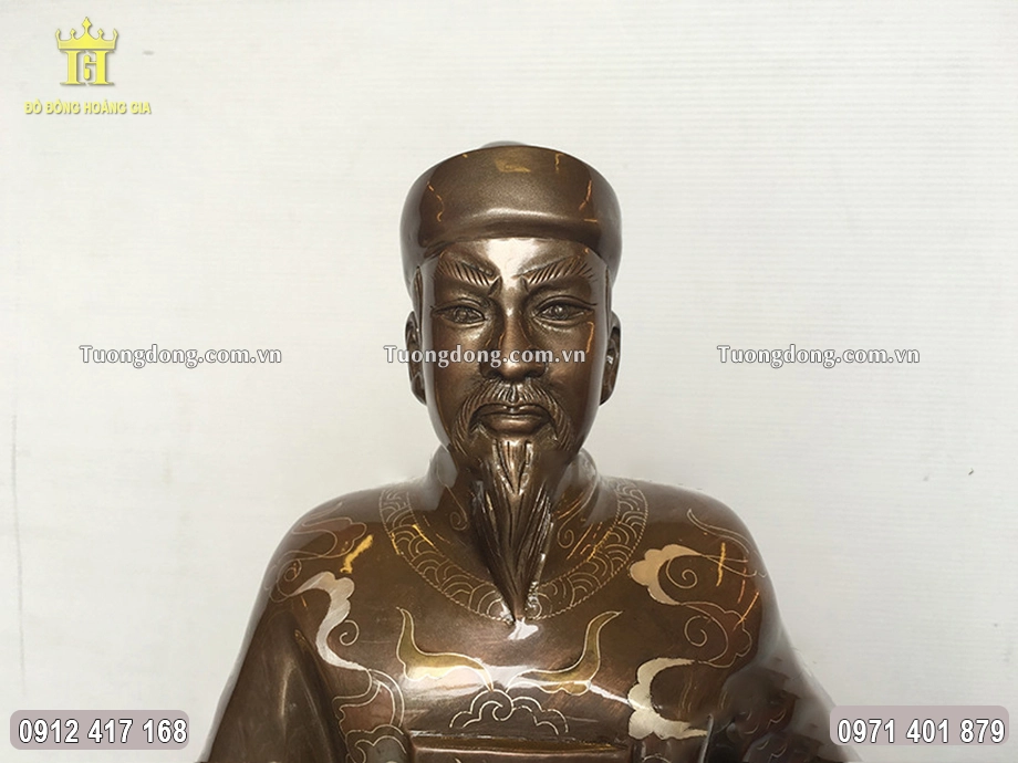 Gương mặt uy nghiêm của Ngài được chạm khắc sắc nét